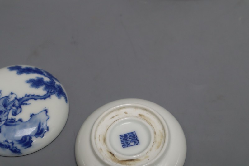 A Chinese blue and white jar, a cover and two dishes